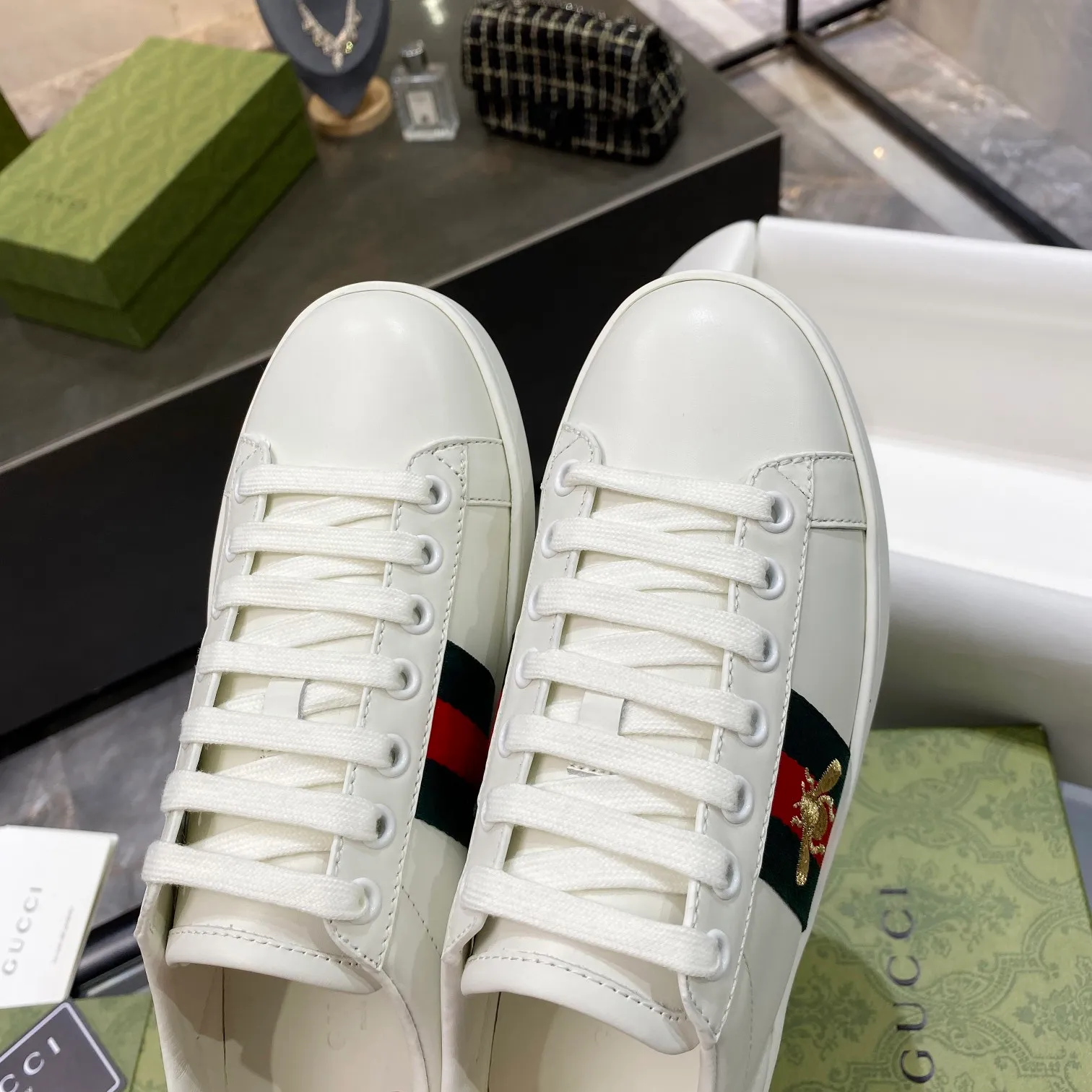 👟👟Ex-factory price 520👟👟 Women's shoes factory Gucci top chip version GG couple's white shoes, which have been popular in recent years; new colors are constantly updated; celebrities, Internet celebrities, live broadcasts, etc. must plant grass to call ❤ Classic fashion style, 5D drawing printing; electric embroidery surface, etc... ✔️Fabric material: original customized cowhide face color ✔️Inner material: first layer cowhide ✔️Sole material: original outsole... shiny colorful drawing/electric embroidery surface embellished on the side of the shoe body, package production process‼ ✔️Size: Women’s/35/40/Men’s/38/45